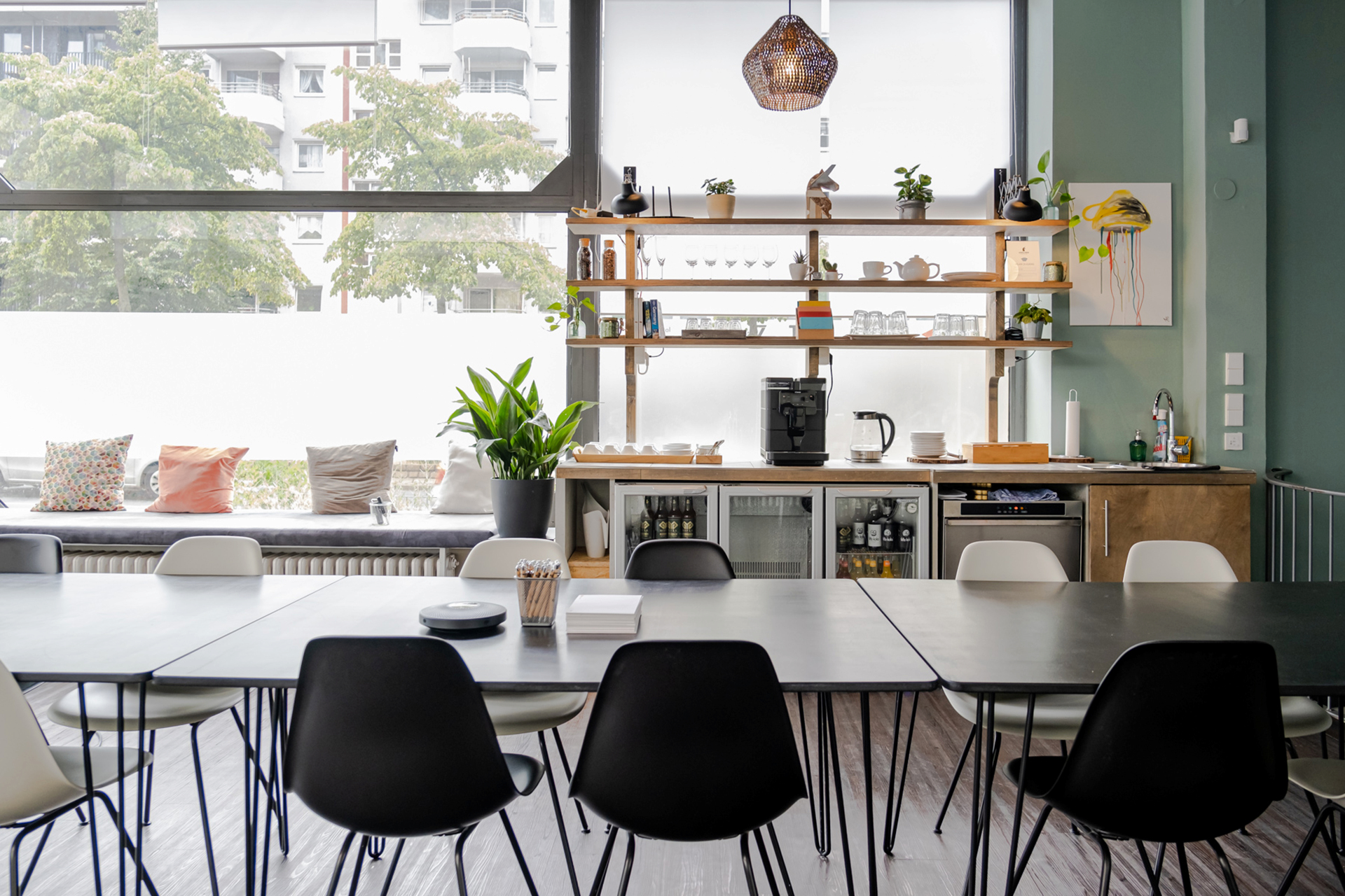 Coworking-Bereich mit ganz viel Tageslicht.