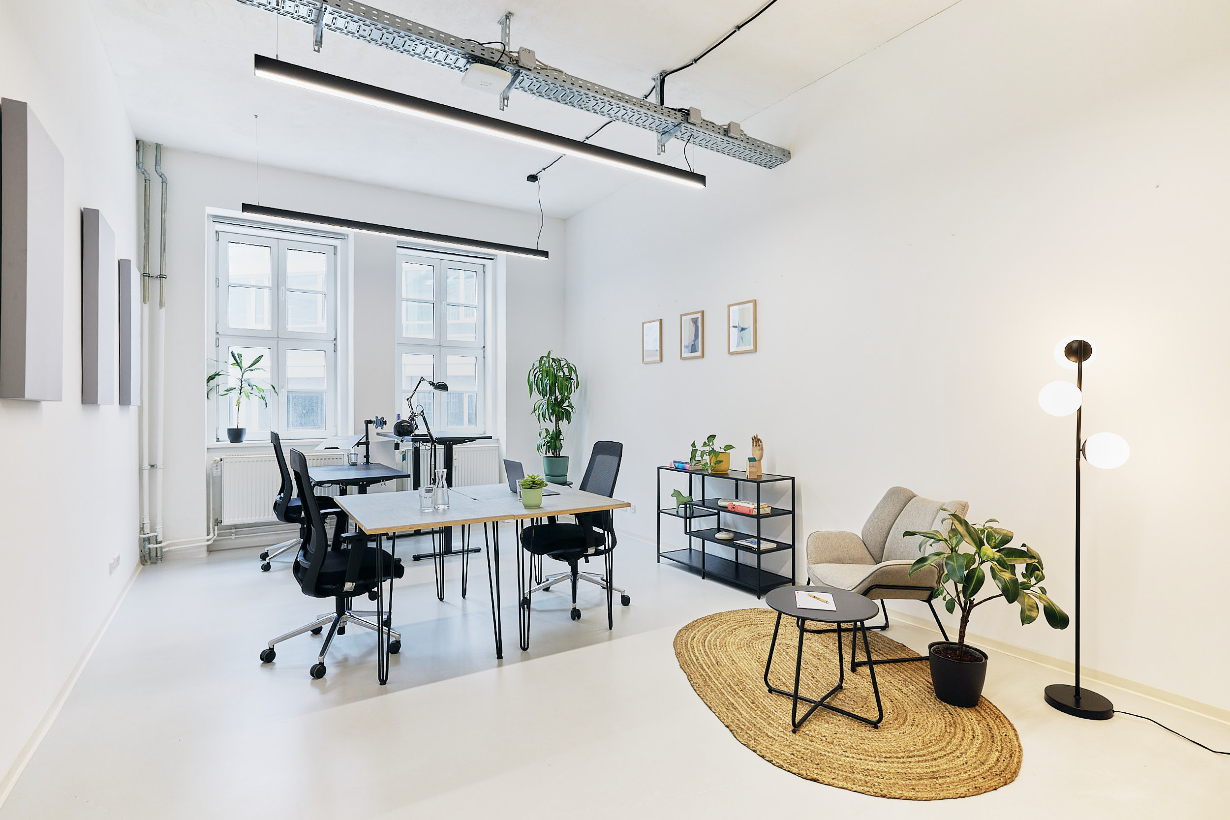Teambüro mit Glastüren, die ein offenes Ambiente schaffen.