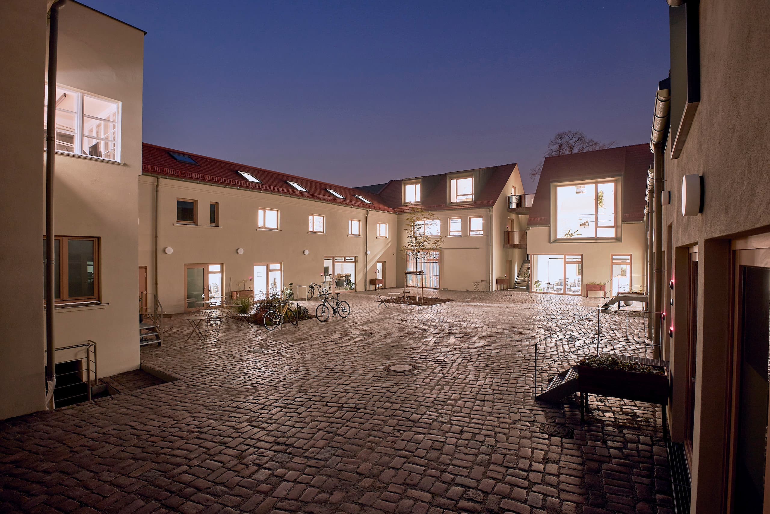 Innenhof für Veranstaltungen, zum Pause machen oder draußen arbeiten.