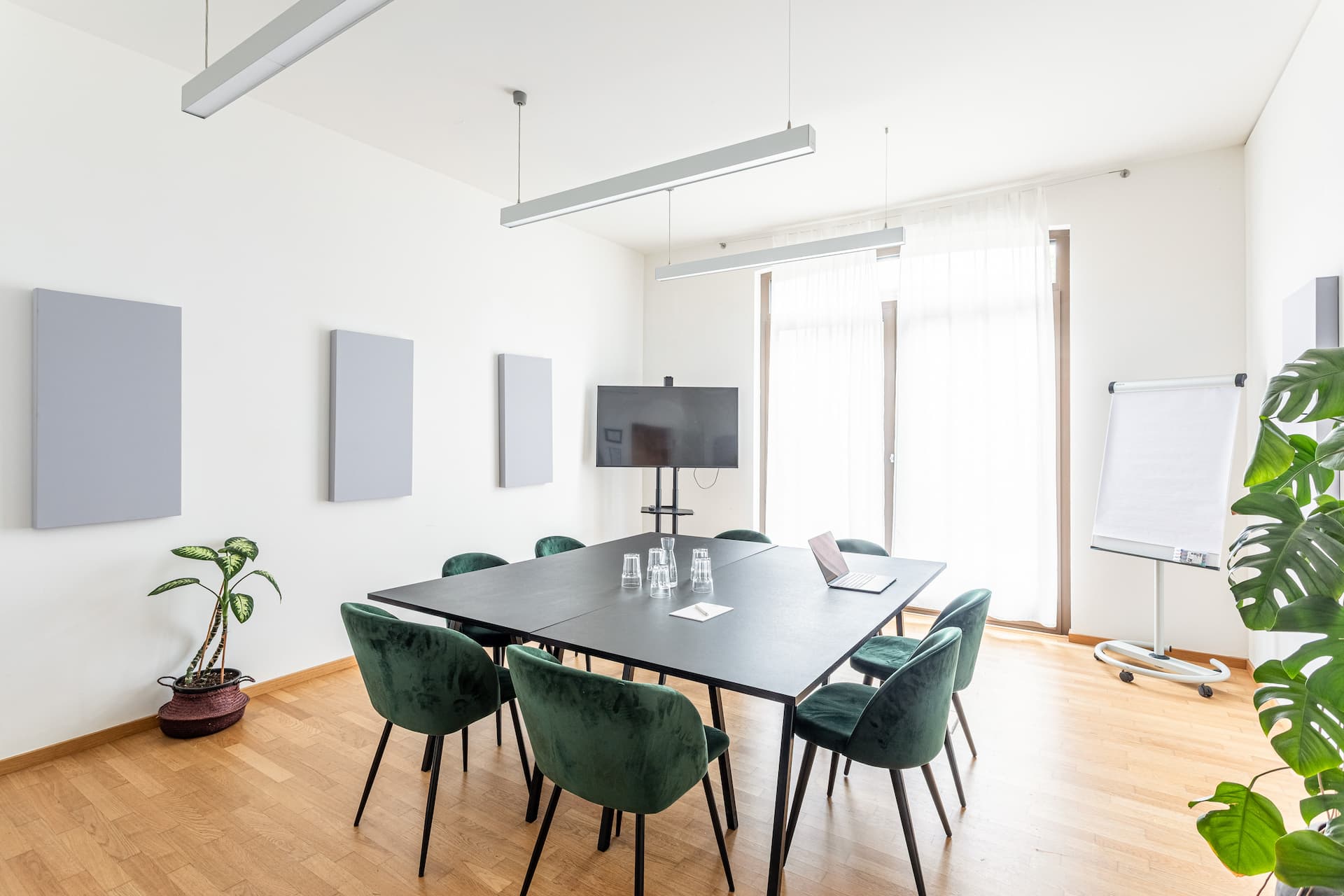 Meetingroom mit Austattung für kleinere Treffen.