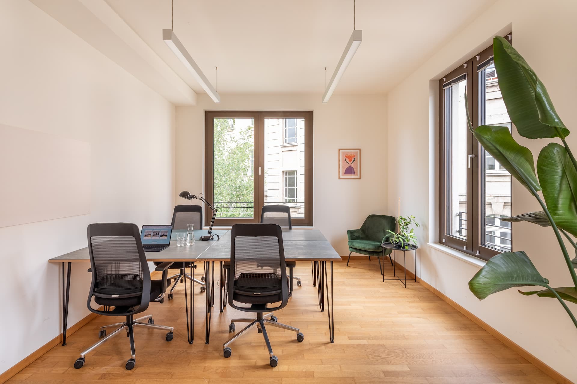 Teambüro mit Schreibtischen aus lokaler Schreinerei.