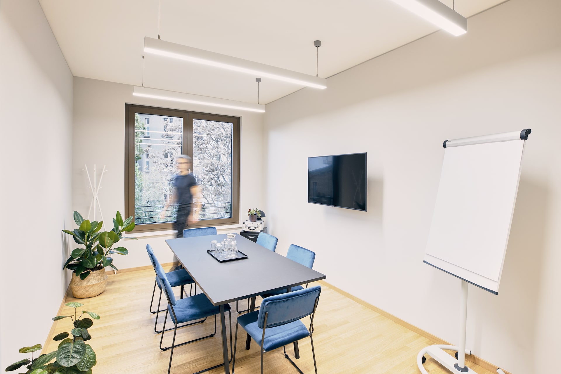 Meetingroom mit Austattung für kleinere Treffen.